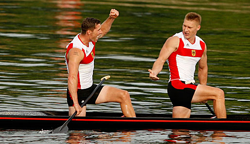Christian Gille und Tomasz Wylenzek freuen sich über ihre Bronzemedaille im Canadier-Zweier über 1000 Meter