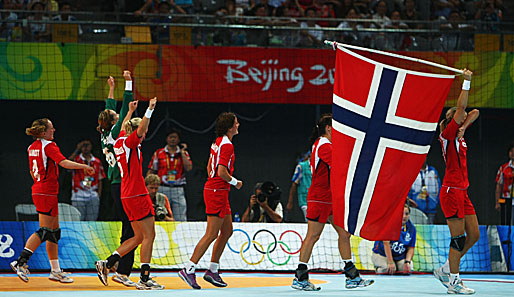 Mit großer Norwegen-Fahne zogen die Spielerinnen dann durch die Halle und ließen sich feiern