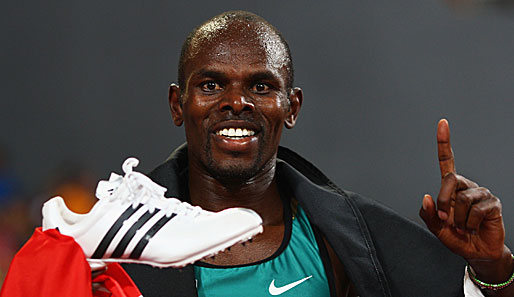 Der Kenianer Wilfred Bungei hält seinen "Siegschuh" in der Hand. Über 800 m sicherte er sich Olympia-Gold