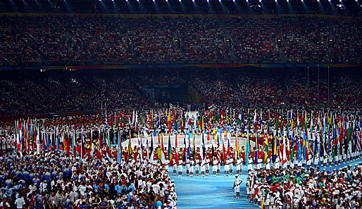 Im Mittelpunkt: Die Athleten der verschiedenen Nationen mit ihren Landesflaggen
