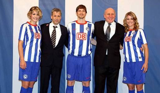 Laura und Sara gehören zur Hertha. Als Staffage dienen Trainer Favre, Nationalspieler Friedrich und Manager Hoeneß