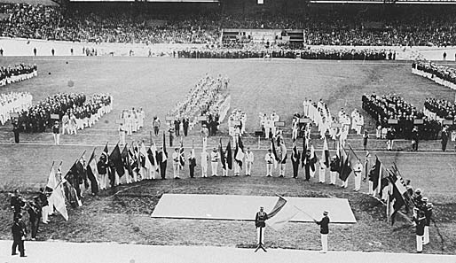 Bei den Spielen in Amsterdam 1928 trägt der Leichtathlet Ernst Paulus die deutsche Fahne