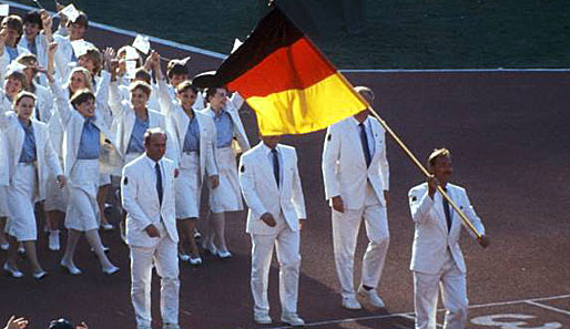 Los Angeles 1984: Dieses Mal keine DDR, dafür 17 Goldmedaillen für die BRD. Der Segler Willi Kuhweide trägt die deutsche Flagge