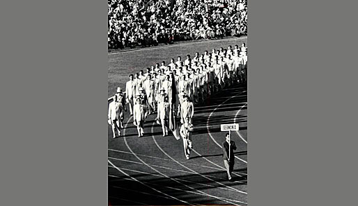 Der Springreiter Fritz Thiedemann führt 1960 das deutsche Team in das Olympiastadion in Rom
