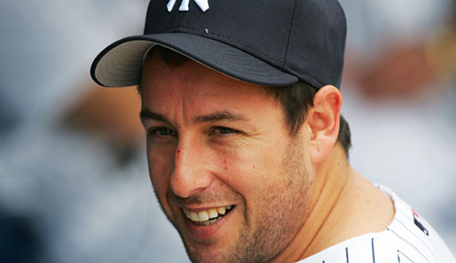 Adam Sandler - der Sport-Freak. Die New York Yankees etwa sind sein Lieblings-Baseball-Klub - wie unschwer auf dem Bild zu erkennen