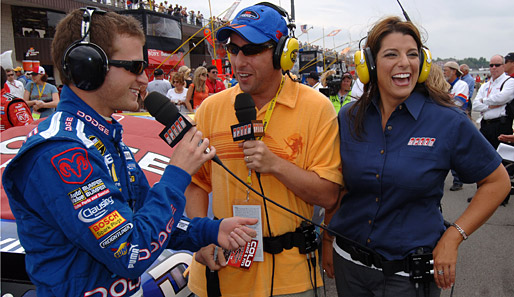 Sandler als rasender Reporter. Bei einem NASCAR-Rennen interviewt er im Karla-Kolumna-Sti Rennfahrer Kasey Kahne