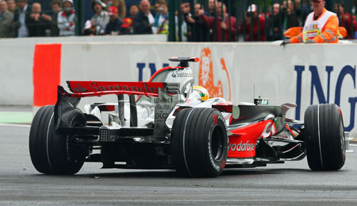 In der zweiten Runde verbremst sich der Brite und verliert nach Start und Ziel die Kontrolle über seinen McLaren-Mercedes