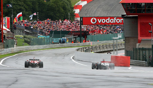 Kimi Räikkönen (links) kann im Ferrari vorbeiziehen
