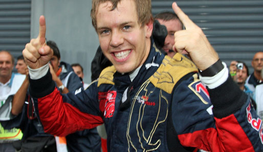 Jubel bei der Nummer eins: Im Regen von Monza fuhr Sebastian Vettel auf die erste Pole-Position seiner jungen Karriere