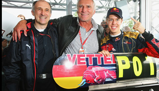 Vettel mit Red-Bull-Boss Dietrich Mateschitz (mitte) und Toro-Rosso-Teamchef Franz Tost (links)