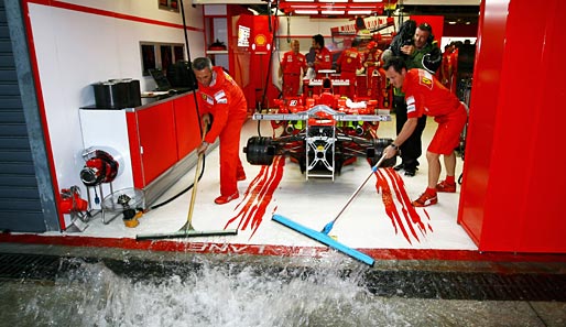 Die Ferrari-Crew hat alle Hände voll zu tun