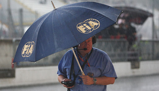 Der Regen macht auch vor FIA-Offiziellen nicht Halt