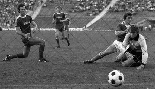 1976 schauen der Kaiser und der Sepp dem Ball gleich sieben Mal hinterher. 7:0 gewinnt Schalke in München, Klaus Fischer netzt alleine viermal ein