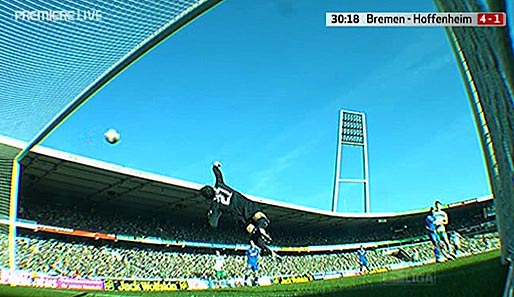 Jeder darf mal: Aaron Hunt zieht aus 25 Metern ab. Öczan streckt sich vergeblich - Werder führt mit drei Toren