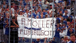 Die Schalke Fans freuten sich über den Neuzugang vom Nachbarn - und konnten sich die eine oder andere Spitze nicht verkneifen