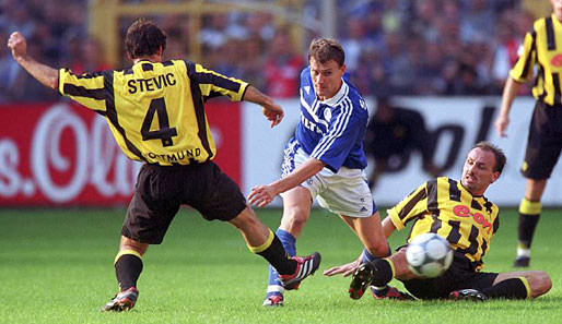 Saison 2000/01: Torschütze Ebbe Sand (M.) gegen Miroslav Stevic und Jürgen Kohler (r.) beim legendären 4:0-Erfolg der Knappen im Westfalenstadion
