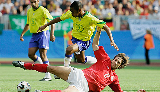 Der große Druchbruch folgte beim Confed-Cup 2005. Robinho im Zweikampf mit Torsten Frings