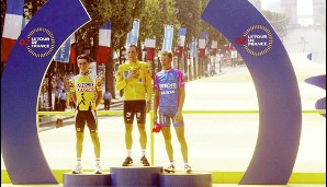 Der vierte Tour-Sieg ist perfekt. Zweiter wird Joseba Beloki (l.), Dritter Raimondas Rumsas