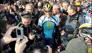 Nach drei Jahren Pause gibt Armstrong 2009 sein Tour-Comeback beim Team Astana - und ist sofort Publikums- und Pressemagnet