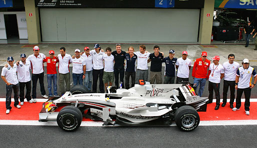 Schöne Geste: Zum Abschied gab es ein Gruppenbild mit allen Piloten. Man beachte das neue Design von Coulthards Auto