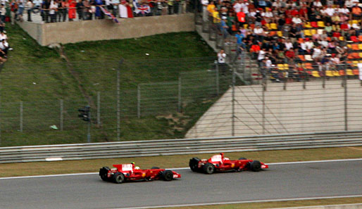 Für den Aufreger des Rennens sorgte Ferrari. In der 49. Runde setzte Massa zum Überholmanöver gegen Teamkollege Räikkönen an...