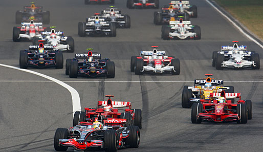 ...und ging locker vor Räikkönen und WM-Konkurrent Massa in die erste Kurve