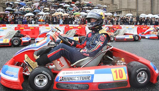 Spaß hatte auch Sebastian Vettel. Er nahm an einem Kartrennen teil. Mal fuhr er alleine...