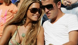 Sylvie genießt mit ihrem Ehemann Rafael die Sonne im Hamburger Stadion