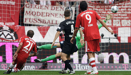 Die Bayern fahren nach zwei Remis ihren ersten Sieg ein. Beim 4:1 über Hertha trifft unter anderem Philipp Lahm