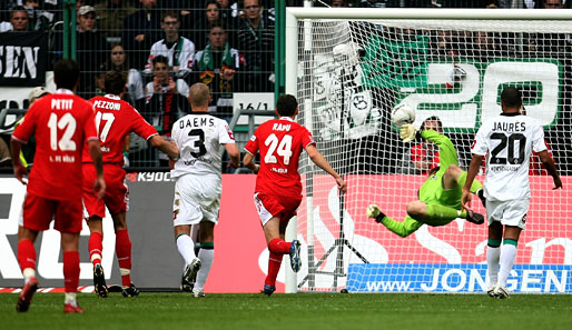88. Minute in Gladbach: Kölns Novakovic trifft zum 2:1-Siegtreffer. Borussen-Coach Luhukay wird anschließend entlassen