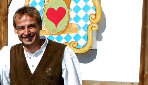Auch Trainer Klinsmann scheint nach dem blamablen 3:3 gegen Bochum sein Lachen wieder gefunden zu haben