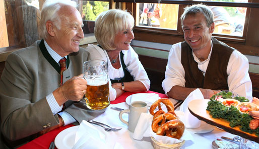 Klinsi plaudert mit Bayerns Ex-Ministerpräsident Edmund Stoiber und dessen Frau Karin