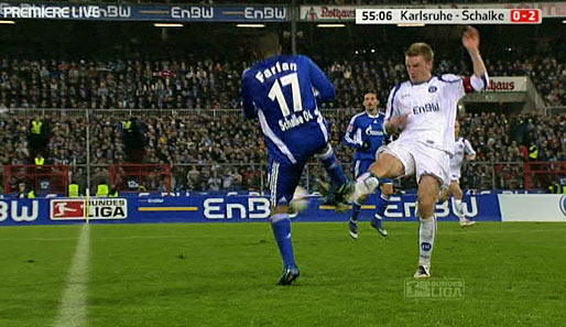 Beide ziehen mit gestrecktem Bein durch, der Schalker zieht den Fuß allerdings noch nach...