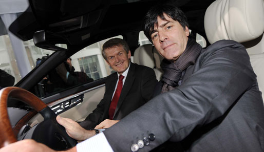 Mercedes-Vorstand Dr. Thomas Weber (links) übergibt die Autos an ihre neuen Besitzer