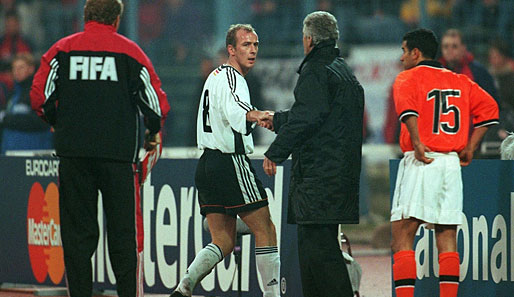 1999 bootet Erich Ribbeck Mario Basler nach seiner Leistungsverweigerung gegen die Niederlande aus. Baslers Forderung nach einem ...