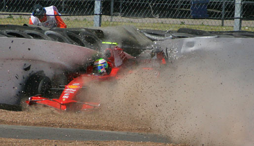 Das Motorsportjahr 2008 ist fast vorbei. Wieder gab es viel Kleinholz - ein kleiner Rückblick: Felipe Massa flog in Silverstone im Training heftig ab