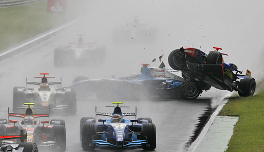 Schauplatz GP2: Hier erwischte es im Regen von Monza bei einem Massencrash vor allem Javier Villa. Der Spanier hob regelrecht ab