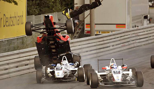 In der Formel 3 Euroserie kam nicht einmal der Meister ungeschoren davon. Nico Hülkenberg präsentierte sich als wahrer Senkrechtstarter