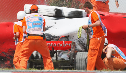 Hamiltons McLaren-Teamkollege Heikki Kovalainen hatte großes Glück, als er in Barcelona frontal unter die Reifenstapel knallte