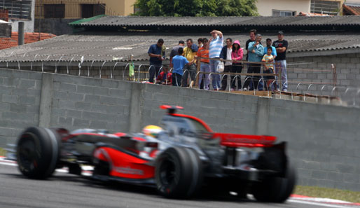 Lewis Hamilton vorbei an den kostenlosen Stehplätzen