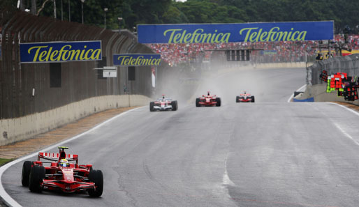 Ferrari machte die Pace und zog das Feld auseinander. Hamilton fuhr dahinter auf Sicherheit.
