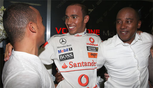 Die Hamiltons unter sich, da freut sich der frischgebackene Formel-1-Weltmeister Lewis Hamilton