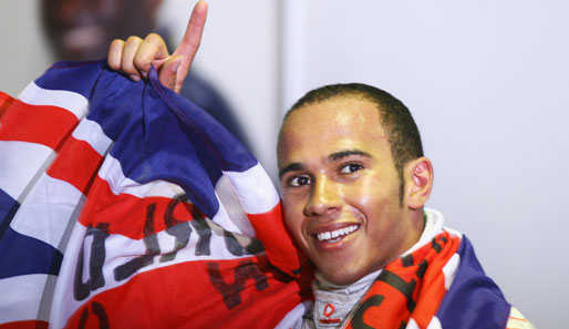 Lewis Hamilton hält stolz die britische Flagge in seinen Händen