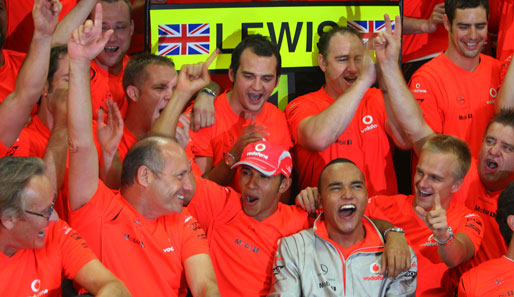 Lewis Hamilton feiert mit dem McLaren-Team