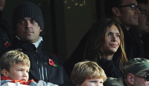 Stoke-Fan Robbie Williams beobachtet die Konkurrenz. Freundin Ayda Field scheint sich jedoch nicht sonderlich fürs Spiel zu interessieren