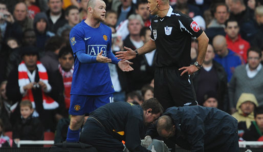 "Da war doch nichts!" Rooney versucht, Schiri Webb nach einem Foul an Goalie Almunia zu beschwichtigen. Trotzdem sieht Carrick dafür Gelb