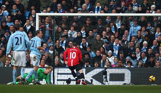 Wayne Rooney staubt zum 1:0 ab. Die City-Fans schauen entgeistert zu
