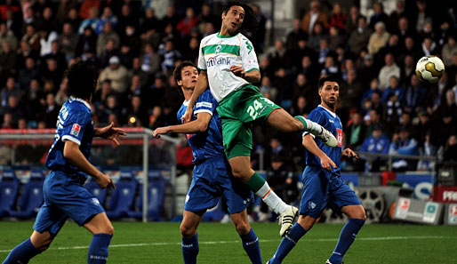 Bochum gegen Bremen 0:0 - Claudio Pizarro ist Sieger beim Kopfballduell