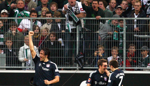 Luca Toni bejubelt seinen Treffer zur Bayern-Führung. Rechts freuen sich Lahm und Ribery