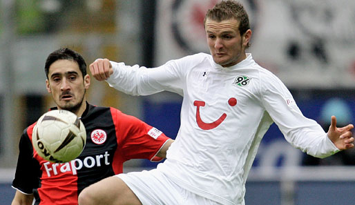 Eintracht Frankfurt - Hannover 96 4:0: Nikos Liberopoulos (l.) und Konstantin Rausch jagen dem Ball hinterher